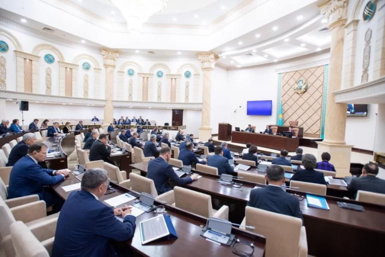 Сенат парламента начал рассмотрение законопроекта о бюджете на 2023 - 2025 годы  в Новости финансов